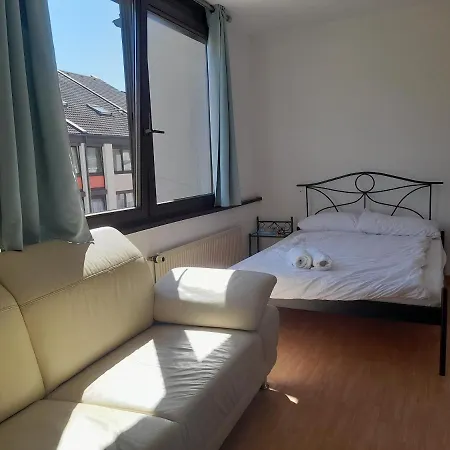 Private Bedroom With Free Parking